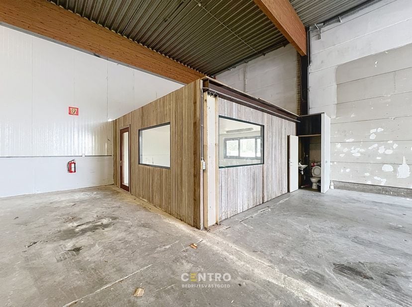 OPPERVLAKTEN:<br />
Constructie - bewoonbare oppervlakten<br />
Magazijn: ± 600 m²<br />
Parking voor de loods<br />
<br />
INDELING:<br />
Magazijn:<