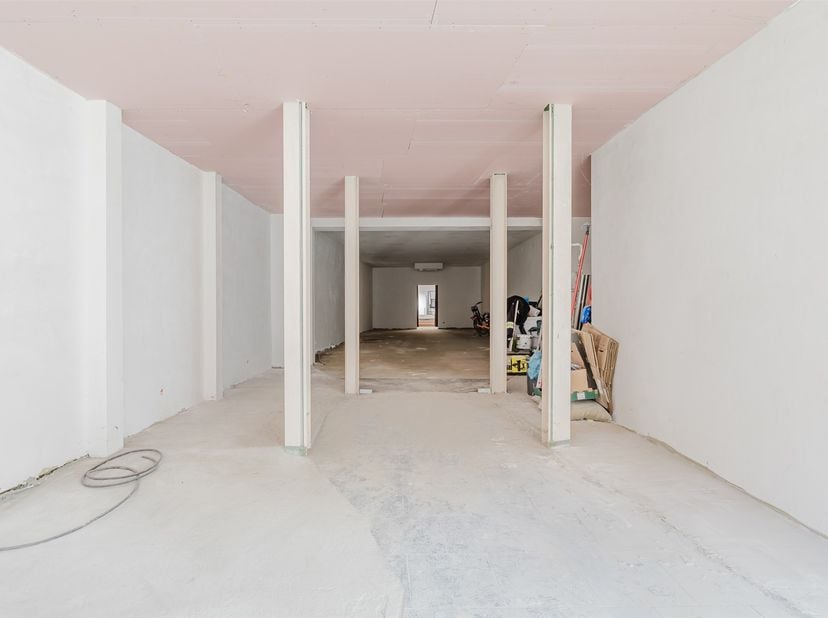 Dit handelspand is zeer gunstig gelegen middenin het handelscentrum van Wetteren. Het heeft dus alle voorzieningen zoals winkels, scholen en openbaar
