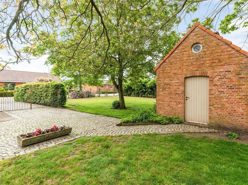 Locatie: <br />
Deze charmante hoeve bevindt zich in een rustige en groene omgeving in Meer, een deelgemeente van Hoogstraten. Ondanks de rustige ligg
