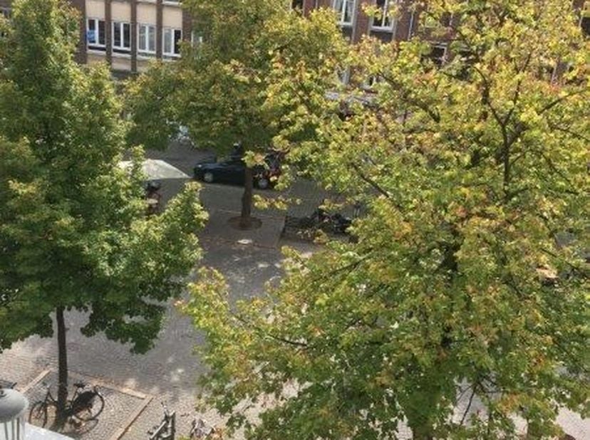 Het appartement is gelegen op de 1e verdieping van het gebouw op een super locatie in Antwerpen centrum.<br />
<br />
Je komt binnen in de inkomhal va
