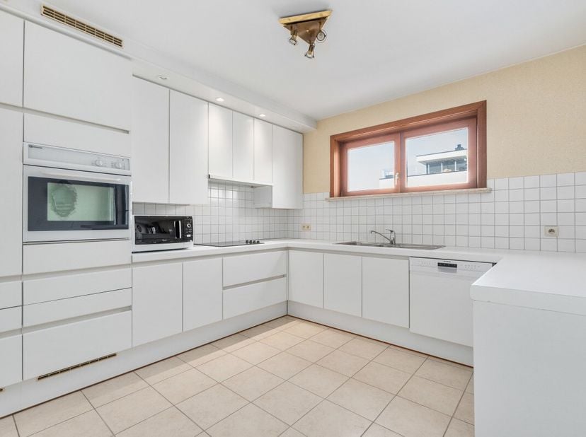 Te koop: ruim (220m²) appartement in het centrum van Koksijde, op wandelafstand van zee, duinen en openbaar vervoer. Dit appartement biedt maar liefst