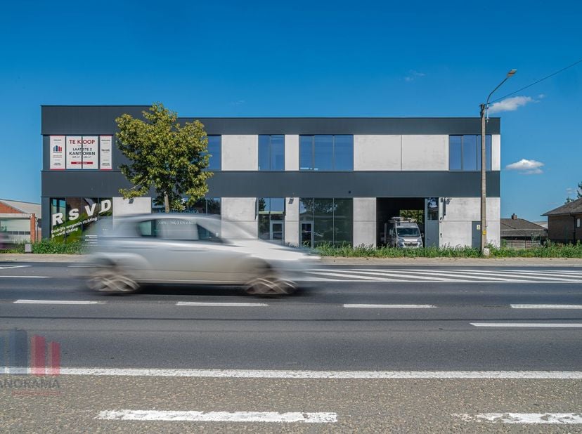 Nieuwbouw kantoorruimte&amp;nbsp;met een oppervlakte van 359 m² en 7 privatieve parkeerplaatsen te koop.<br />
<br />
Het casco kantoor situeert zich op d