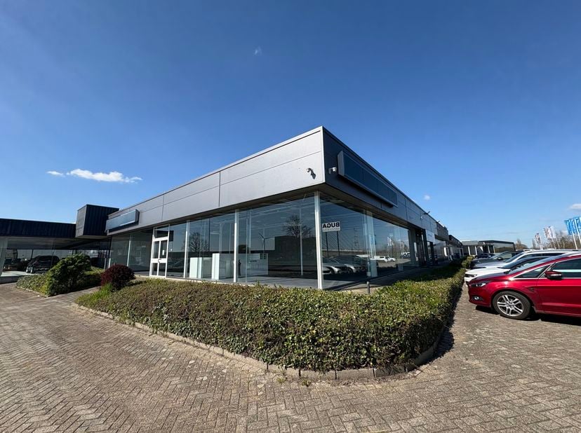 Commerciële ruimte (+/- 369 m2) tegenover de nieuwe toonzaal van sanitairgroothandel Facq, op een strategische locatie vlak bij de op- en afritten van