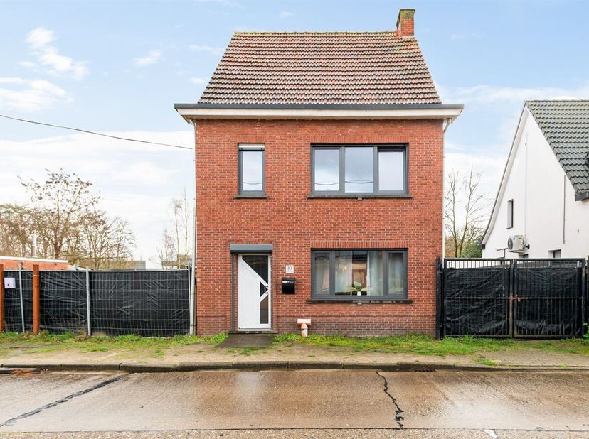 Nabij het centrum gelegen vrijstaande woning met ca. 645 m² grond. Het eigendom is in de loop der jaren gerenoveerd. Op loopafstand van het openbaar v