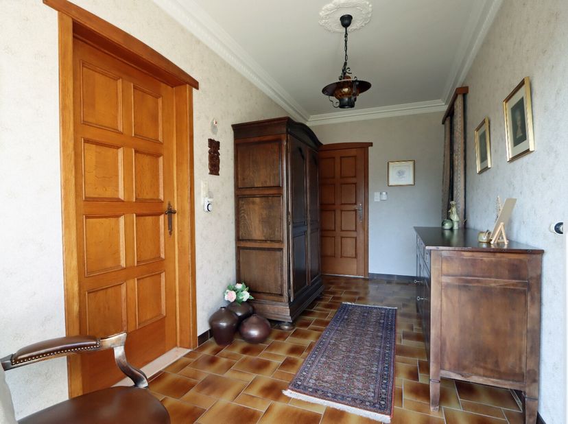 Deze verzorgde gelijkvloerse woning is ruim ingedeeld en instapklaar.  In de afgelopen jaren werden keuken en badkamer vernieuwd en in de zonnige vera