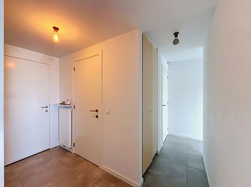 Dit appartement is gelegen in een modern complex van 2019 op de 3de verdieping.<br />
De ligging is zeer gunstig tov het centrum en de ring.<br />
Er