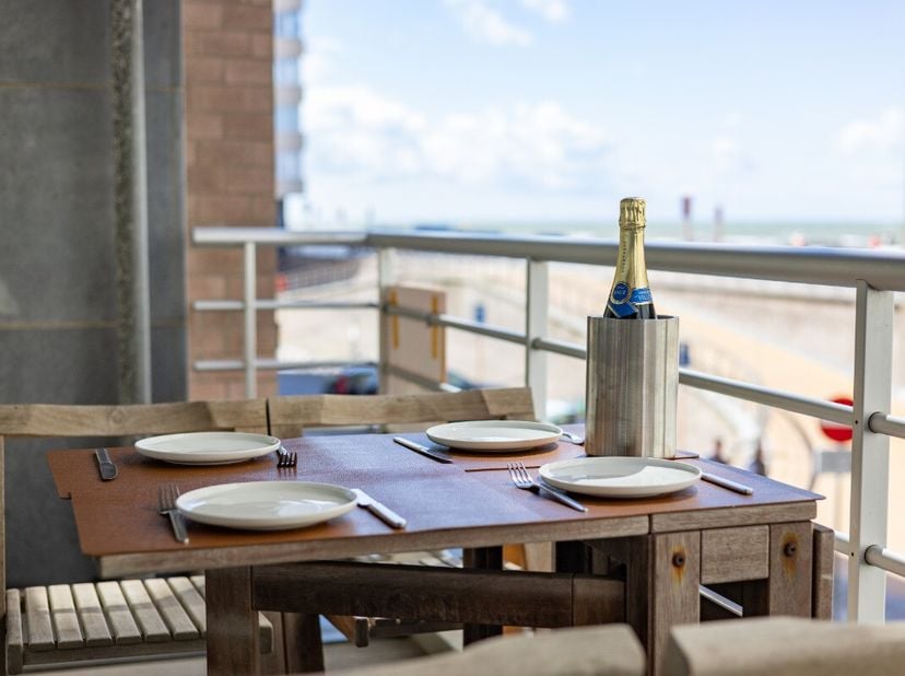Stijlvol appartement in Oostende met hoogwaardige afwerking en zijdelings zeezicht. Dit verzorgd appartement combineert modern wooncomfort met een uit