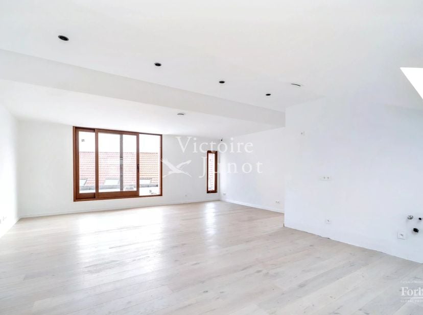 In een van de meest gegeerde wijken van Elsene ontdekt u dit prachtige duplexappartement met 3 slaapkamers, dat een grondige renovatie heeft ondergaan