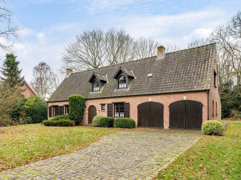 Te renoveren villa op residentiële locatie te Schoten!<br />
Indeling<br />
Gelijkvloers:<br />
- Een inkomhal met gastentoilet<br />
- Bureauruimte (