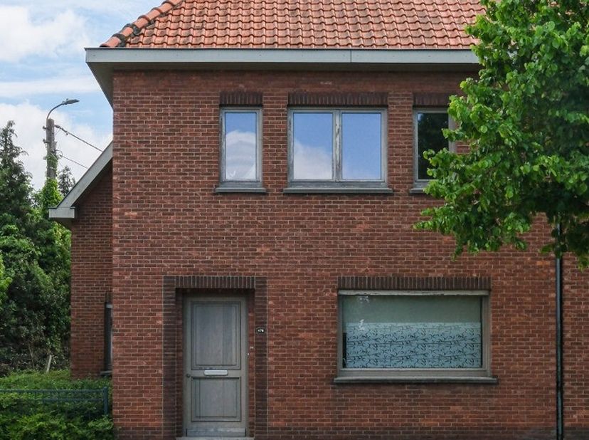 Deze te renoveren woning uit 1950 combineert een centrale ligging met heel wat potentieel. Dankzij de vlotte verbinding naar het centrum en omliggende
