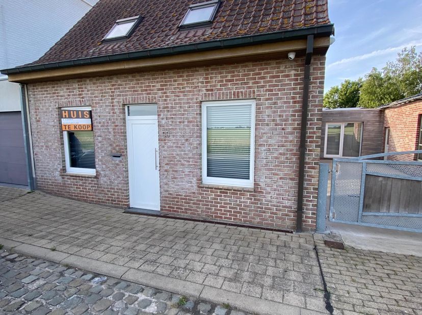 Instapklare woning met garage/loods, grote tuin en uitstekende bereikbaarheid<br />
<br />
Op een rustige locatie, met een vlotte verbinding naar Veur