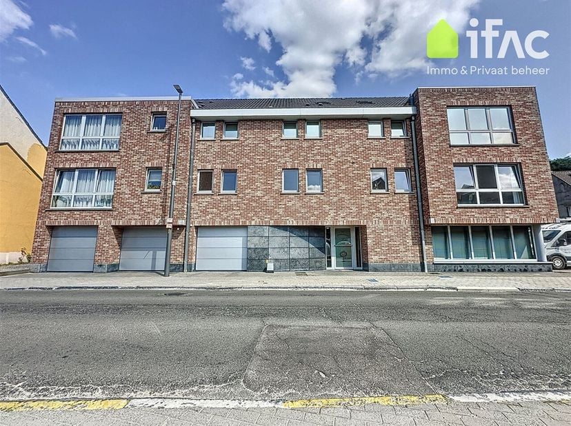 Zeer goed gelegen commercieel gelijkvloers (eventueel kantoorruimte) in het centrum van Eizer.<br />
Inkomdeur, winkelruimte 22m², berging (200x180) m