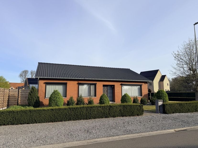 Op de hoek van de Heerbaan en Kleuterstraat ligt deze verrassend ruime en lichte gezinswoning in een rustige residentiële wijk op een perceel van 955m