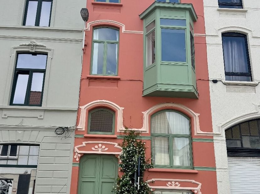 TE HUUR - GENT.  Op een rustige locatie, vlak bij het centrum van Gent, bevindt zich deze aangename studio op de tweede verdieping van een kleinschali