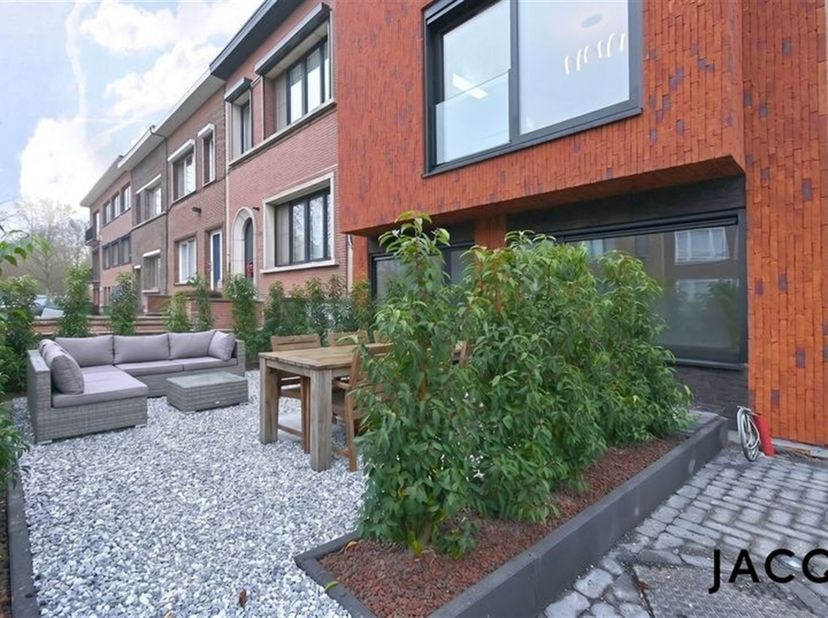 Op zoek naar een instapklaar en energiezuinig appartement in Berchem? Dit smaakvol vernieuwde appartement met EPC A+ bevindt zich in een volledig gemo