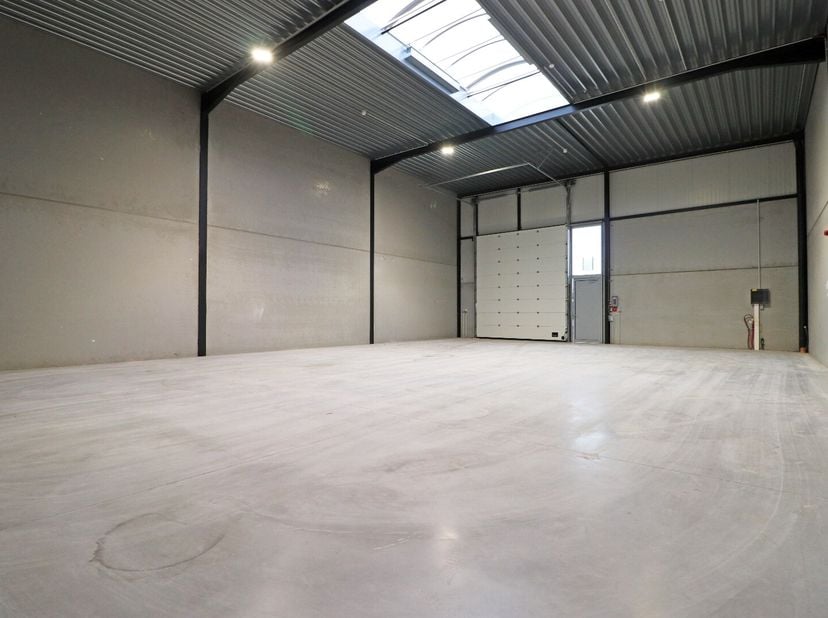 KMO-unit van 216 m² op het bedrijvenpark Thea te Tielt.<br />
De casco opslagruimte heeft een vrije hoogte van 6 meter en zijn voorzien van een automa