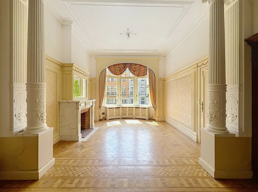 Bien présenté par Alexandra Dewitte Tel : 0473/84.61.61 ou alexandra.dewitte@victoire.be<br />
Victoire junot vous propose un triplex de prestige, spa