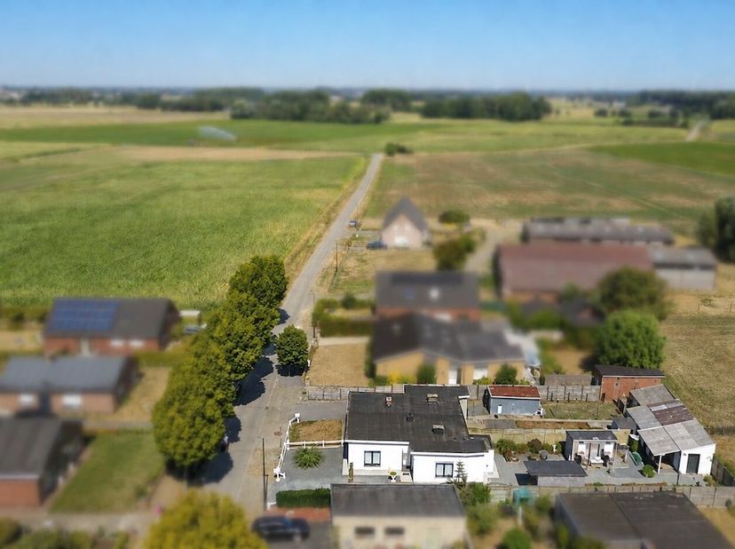 Op een uiterst landelijke en rustige ligging in Adegem bevindt zich deze charmante halfopen woning op een perceel van 419 m². Een interessante eigendo