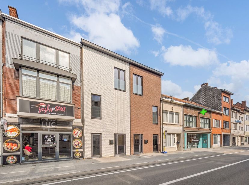 Deze moderne stadswoning met een bewoonbare oppervlakte van maar liefst 220 m² is volledig afgewerkt en instapklaar. Dankzij de doordachte indeling, d