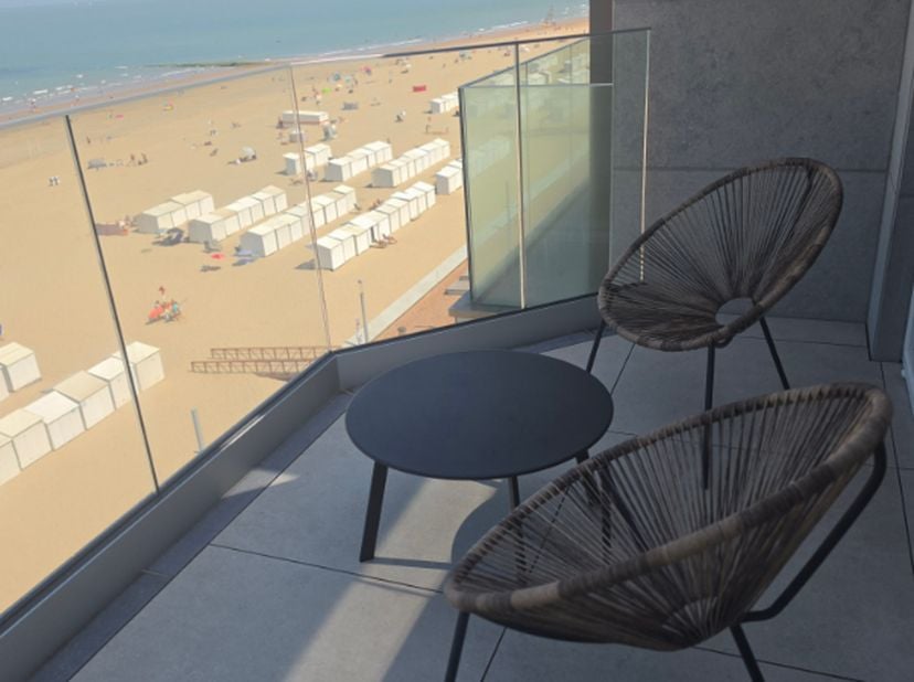 Op zoek naar een instapklaar verblijf aan zee?<br />
<br />
Ontdek dit prachtig volledig gerenoveerde penthouse waar comfort, licht en een uitstekende