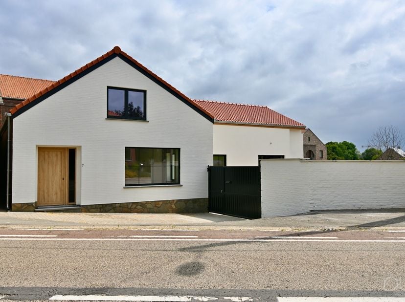 Deze prachtige open bebouwing is gelegen in het rustige Mielen-boven-Aalst, op een ruim en gunstig georiënteerd perceel van 5 are. De woning werd voll