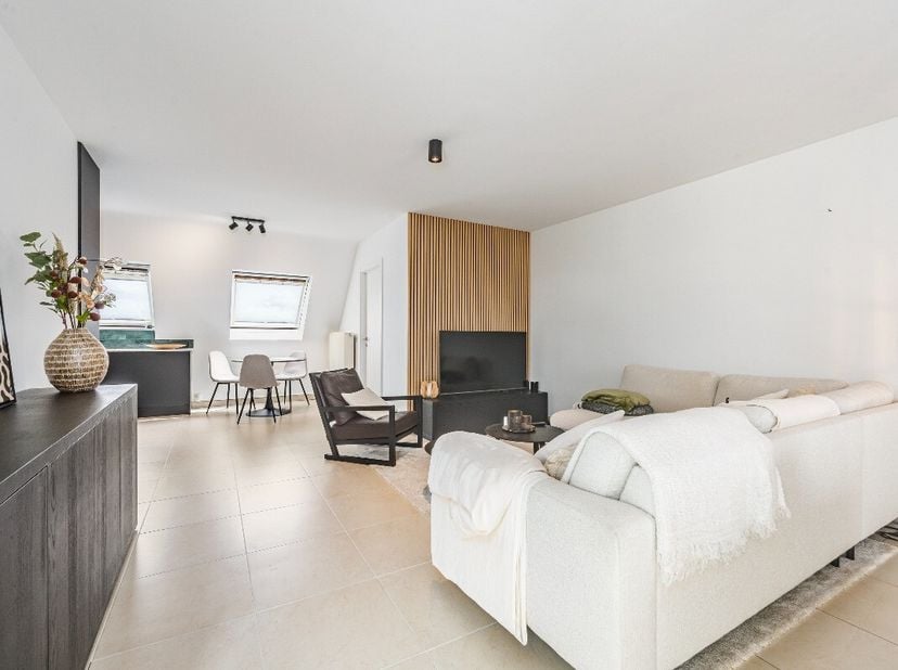 Bent u op zoek naar een instapklaar penthouse met veel licht, privacy en een uitstekende ligging? Dan is dit ruime appartement zeker een bezoek waard.