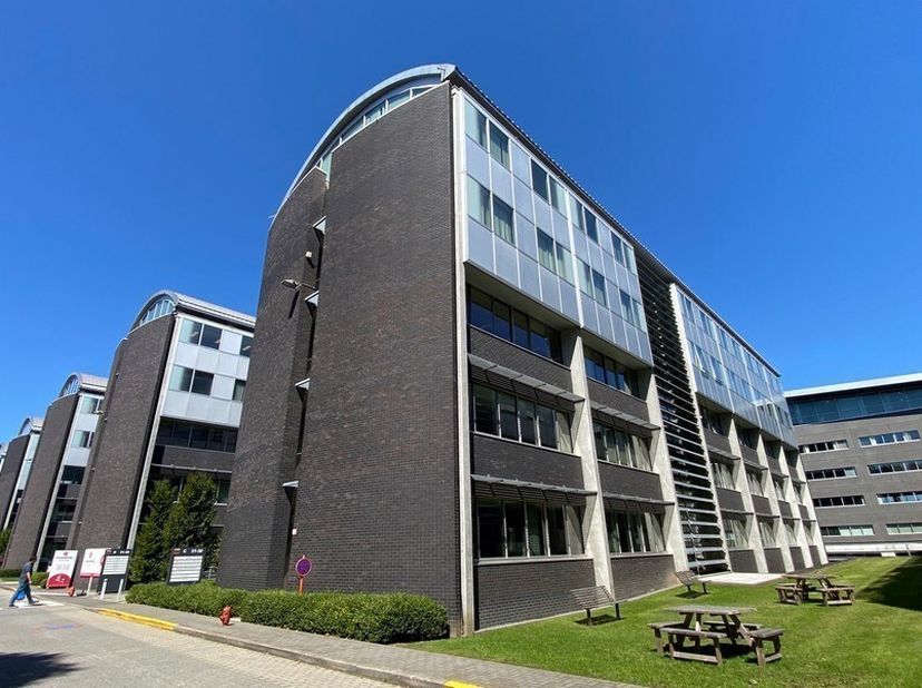 3226m² landschapskantoren in blok G<br />
Ligging: vlakbij afrit E40 en R4 met vlotte verbinding naar E17; bushalte voor inkom<br />
Specificaties: la