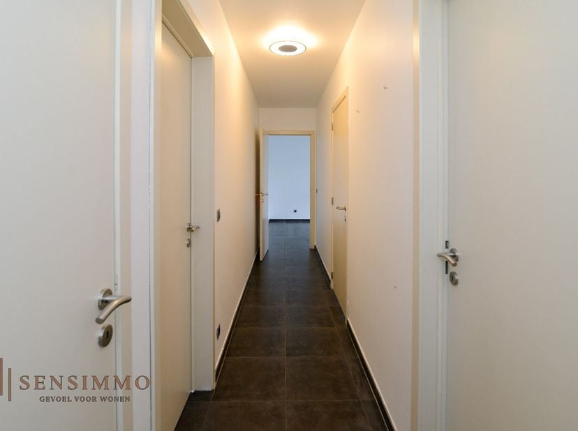 Instapklare luxe appartement met 2 slaapkamers, parking en ruim terras gelegen op de eerste verdieping in een kleinschalig appartementsblok.<br />
Res