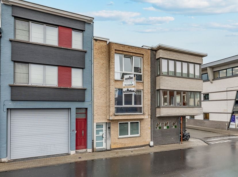 Volledig verhuurd opbrengsteigendom bestaande uit drie appartementen. Dit gebouw vormt een interessante investering dankzij de stabiele huuropbrengst,