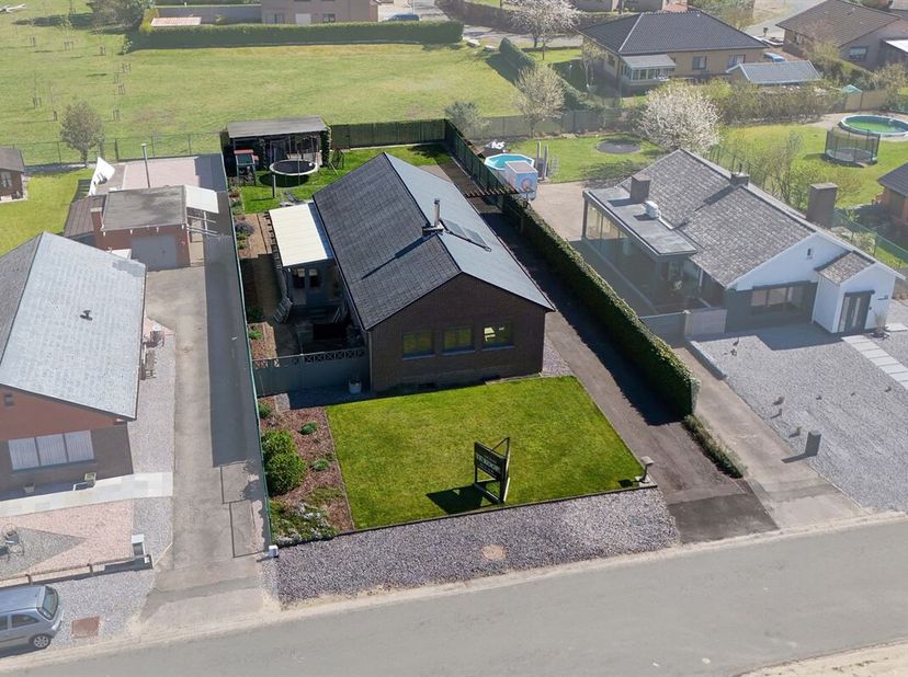 Ruime gelijkvloerse woning met 3 slaapkamers gelegen op een zonovergoten perceel van 7a72ca<br />
Omgeving:<br />
+ Dankzij de nabijheid van de E314 z