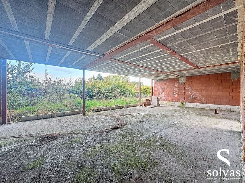 Ontdek deze uiterst rustig gelegen, verder af te werken woning op een perceel van 850 m² in het charmante Bellem. Deze eigendom biedt een unieke kans