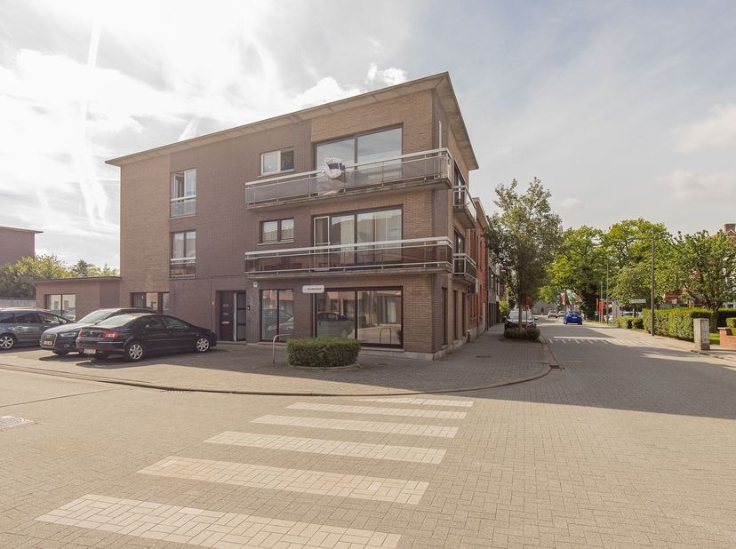 GERENOVEERD EN LUMINEUS GELIJKVLOERSAPPARTEMENT MET TERRAS EN GARAGE<br />
 ligging in een kleinschalige residentie in centrum Puurs nabij Dorpshart