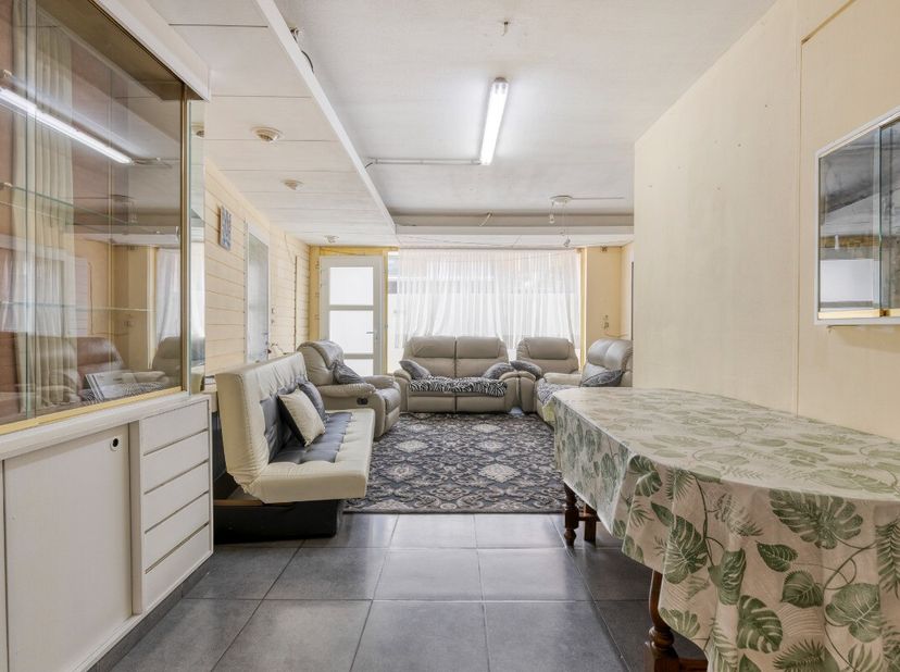 Te renoveren woning met veel potentieel in het centrum van Sint-Eloois-Vijve Bent u op zoek naar een renovatieproject met tal van mogelijkheden? Deze