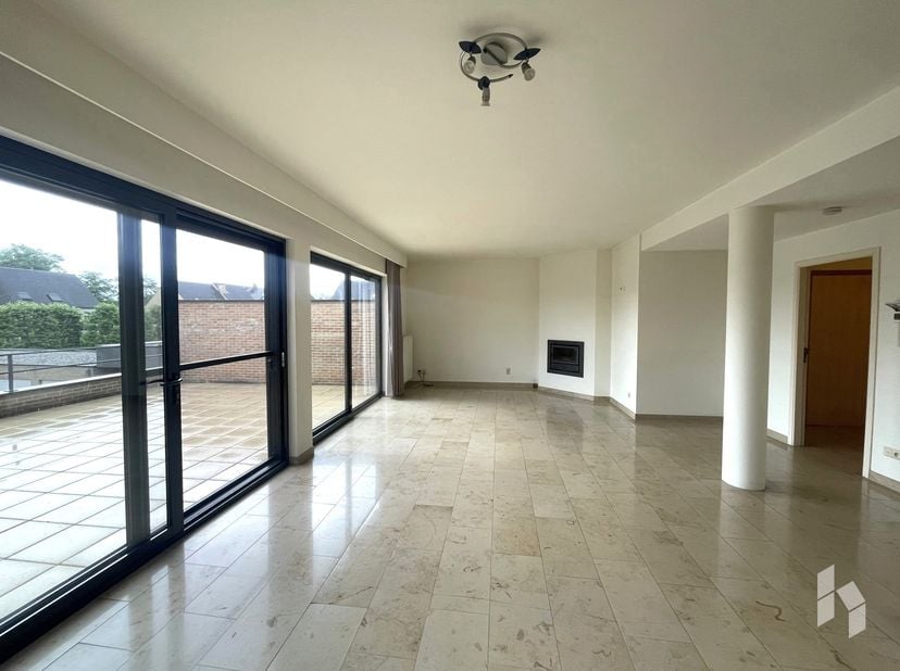 Appartement (110 m²) met een open leefruimte, 2 slaapkamers en een zeer ruim terras in het centrum!<br />
Er is ook nog een ruime kelderberging aanwez
