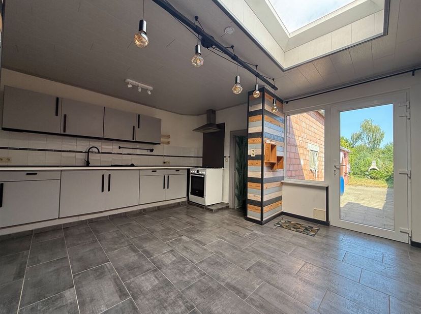 Bonne maison dhabitation mitoyenne sur 3 ares 90 centiares située à moins de 500 mètres du centre de Péruwelz. <br />
Le bien, offrant une superficie