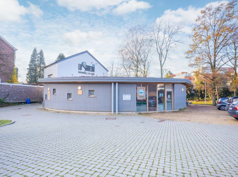 Faire offre à partir de 408.600 euro ! Idéalement situé dans le centre de Fléron, vaste immeuble à usage commercial (+/- 414 m² daprès PEB) entièremen