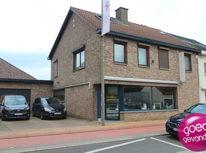 INSTAPKLARE WONING met 4 slaapkamers en 2 badkamers, en RUIME HANDELSZAAK op het gelijkvloers volledig voorzien van alle faciliteiten voor horeca, op