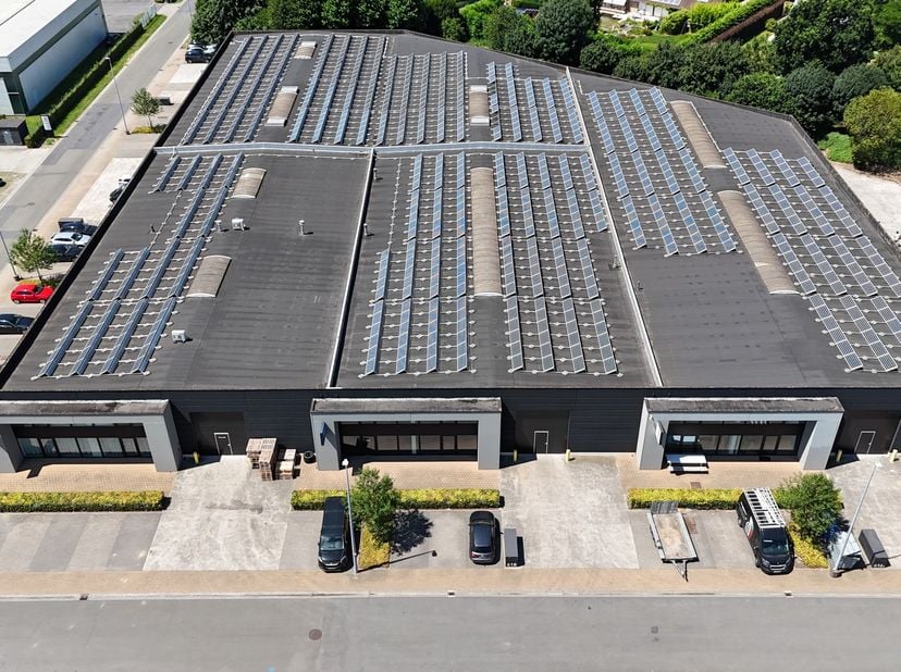 Op een vlot bereikbare locatie te Roeselare (Beveren) bieden wij een instapklaar bedrijfsgebouw aan dat een magazijnruimte (+/- 1.717 m²) combineert m