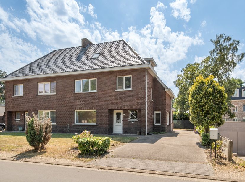 Welkom op de Bretheistraat 108 in Genk.<br />
<br />
Bent u op zoek naar een half open bebouwing op een gunstige en gegeerde locatie in Genk (Bret)?<b