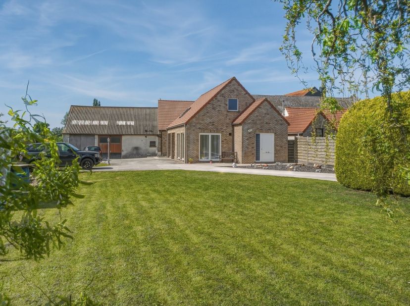 In een rustige omgeving in Bredene, nabij de Sluizenstraat en het begin van de Noord-Edestraat, bevindt zich deze alleenstaande woning op een ruim per