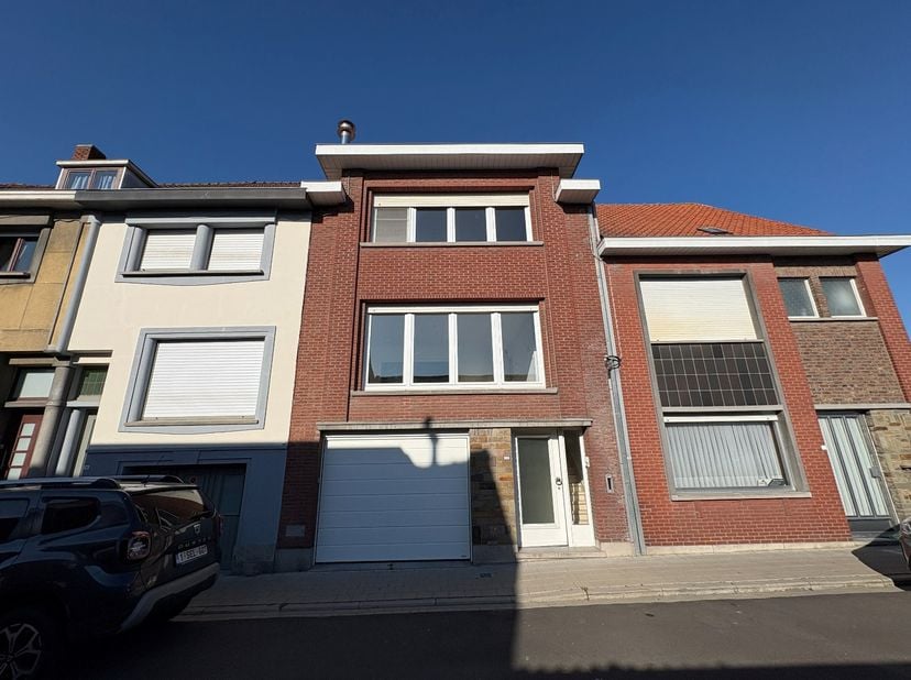 Centrale ligging in een bruisende gemeente....<br />
<br />
Via de inkomhal komen we in een centrale inkomhal, waarbij we op het gelijkvloers toegang