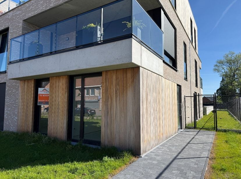 Nog steeds 6% BTW mogelijk!  Dit prachtige gelijkvloersappartement is gelegen in het nieuwe Residentie Balique langs de Brugstraat te Sint-Job-in-’t-G