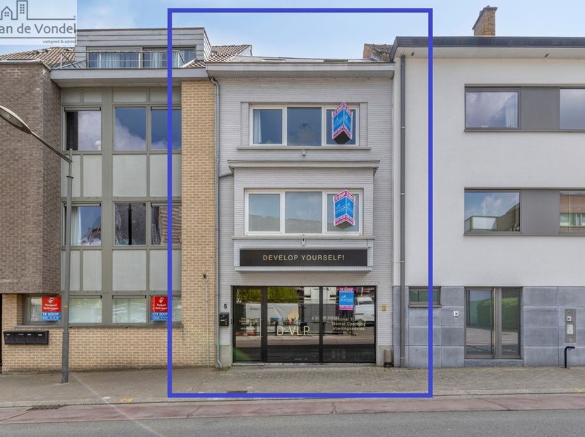 Bent u op zoek naar een woning waar wonen en werken perfect samengaan? <br />
Deze prachtig gerenoveerde architectenwoning in het centrum van Nieuwerk