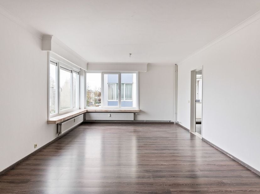 Ligging: Het appartement aan de Alfred Oststraat 8 is gelegen in een rustige woonwijk in Borgherhout. Dankzij de nabijheid van belangrijke invalswegen