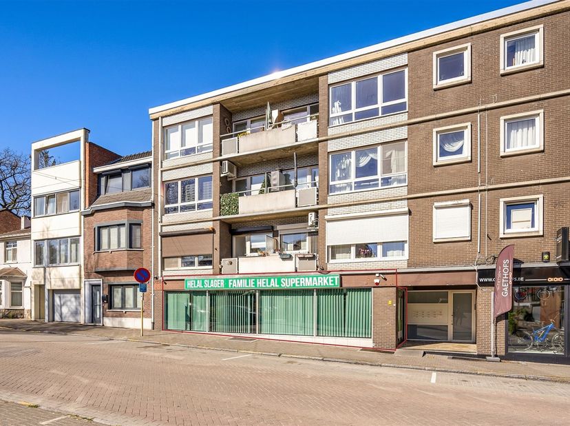 Handelspand in het hartje van Genk<br />
Ligging:<br />
Deze handelsruimte is gelegen in het hart van Genk, aan Nieuwstraat 50 bus 11 een centrale l