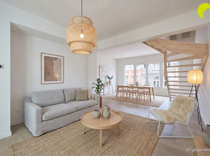 Dit volledig gerenoveerde duplex appartement is gelegen in Zurenborg, in een klein gebouw, met slechts één buur.<br />
Het gebouw van twee appartement