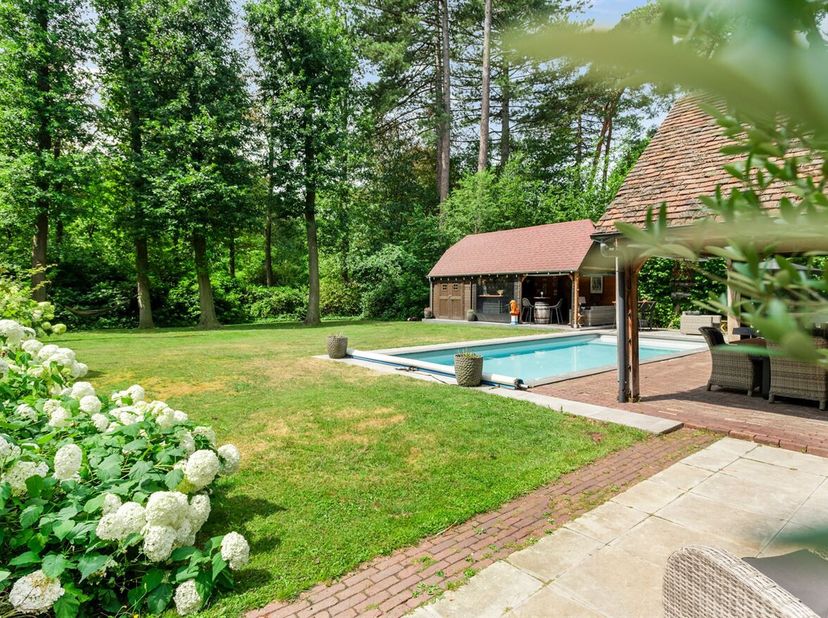 Karakter, oase van rust, eigentijds omvatten deze woning<br />
Ligging: rustige straat tussen Kapellen en Heide, invalswegen naar Kalmthout, Kapellen