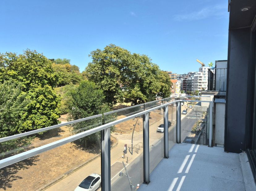 Appartement moderne et prêt à emménager avec 2 chambres à vendre, offrant une vue dégagée sur le parc de De Panne.<br />
Ce duplex orienté au soleil e