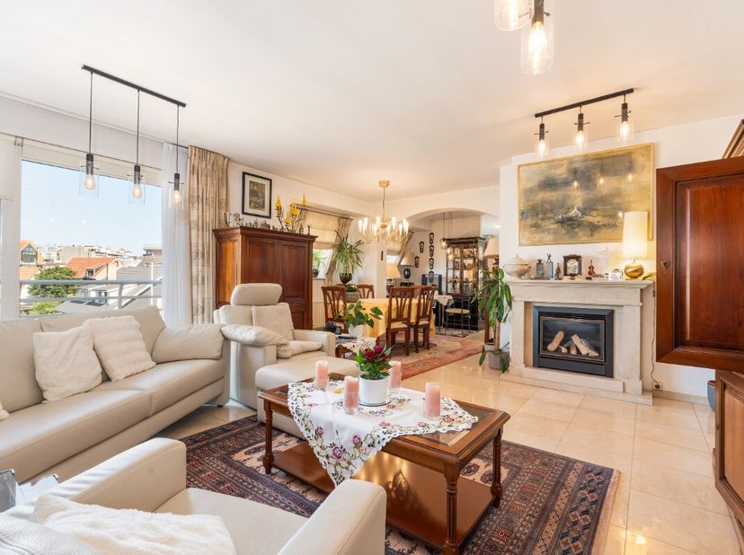 Ruim appartement in het centrum van Koksijde met 4 terrassen en vrij zicht. Dit ruime appartement uit 2000 combineert een centrale ligging in Koksijde