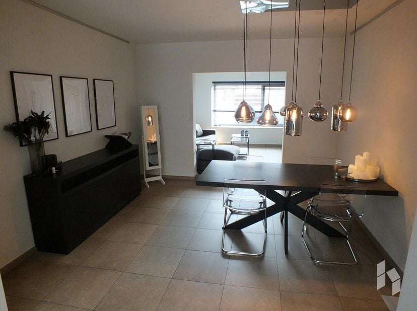 Woning met 2 slaapkamers, een ruim terras en carport in Lommel!<br />
BIJZONDERHEDEN:<br />
- Ruime en lichte leefkeuken;<br />
- carport aanwezig;<br